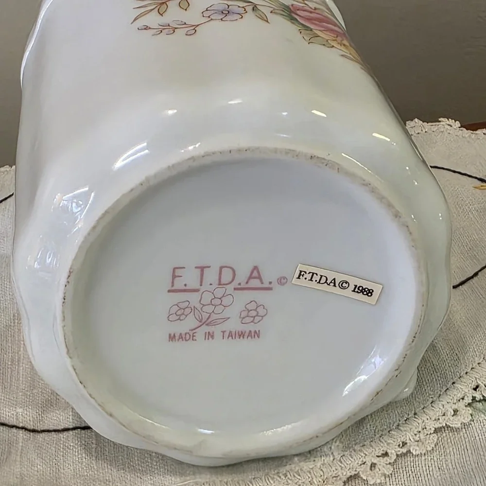 CLEARANCE 💲6️⃣ Porcelain Tea Jar‎ Spoon Floral Design Lidded Container Feminine